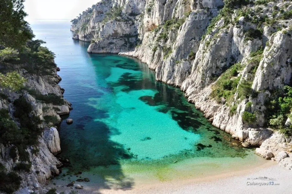 Naviguez vers l'incroyable Calanque d'En-Vau avec L'Eden Boat : une vue à couper le souffle vous attend