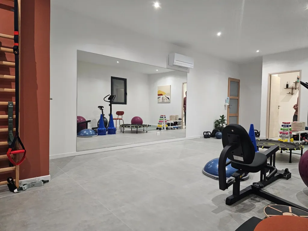 Conception d'un miroir sur mesure de grandes dimensions en verre pour un kinésithérapeute sur Pelissanne