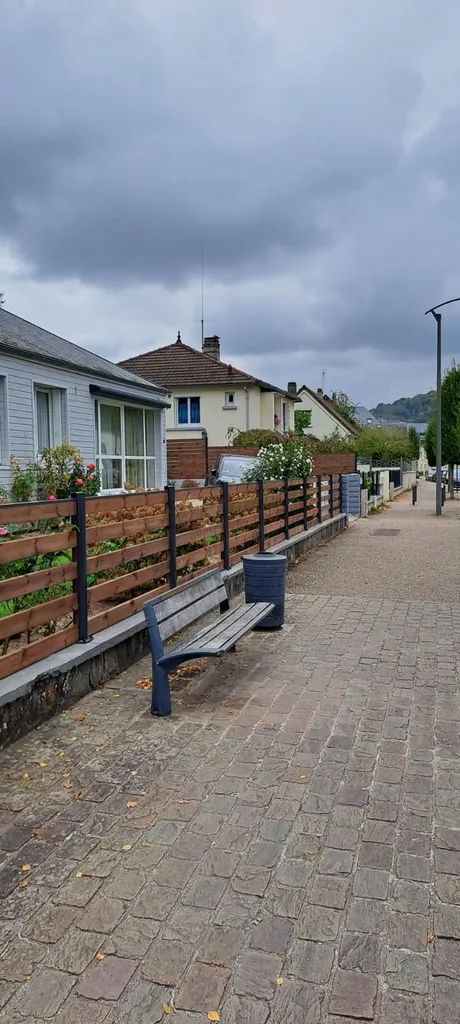 Pose de Clôture Occultante Mixte Acier et Bois, Modèle Résistant Esthétique à Deauville dans le Calvados 14 et Trouville-sur-Mer