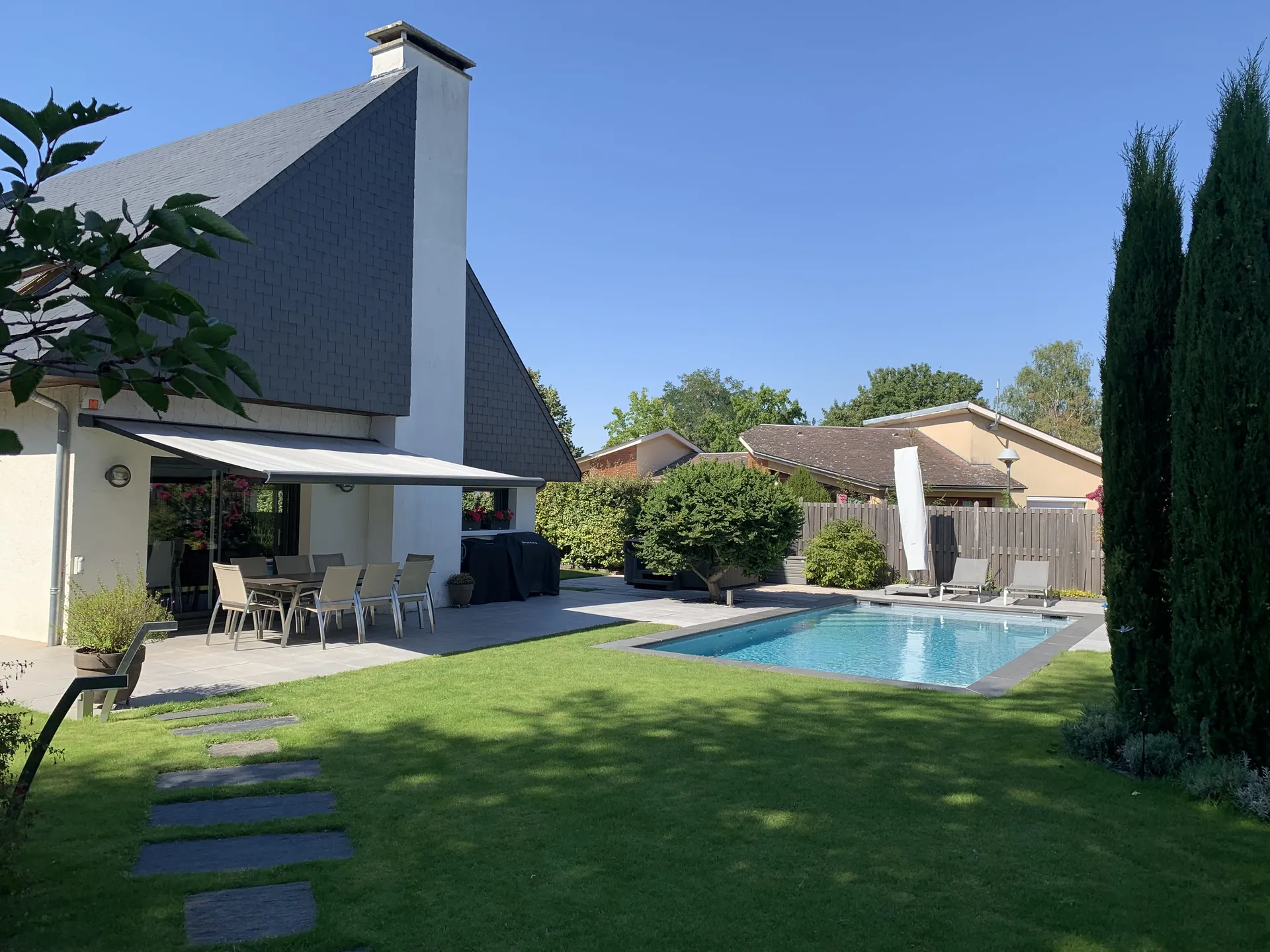 A vendre maison de famille à Saint Germain en Laye avec une architecture, lumière et prestations haut de gamme au cœur d’un cadre résidentiel d’exception