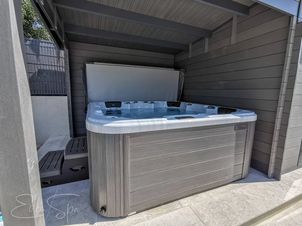 jacuzzi canadien haut de gamme chateauneuf le rouge