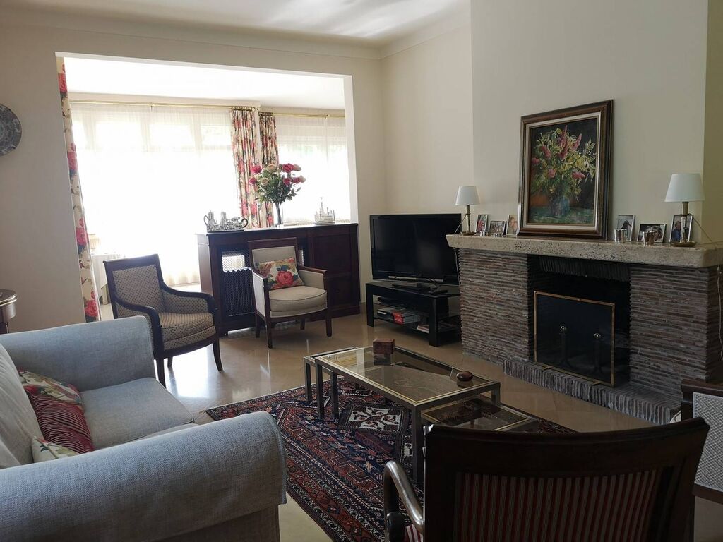 A acquérir, Maison de Ville édifiée sur un terrain arboré de 2 000 m², à Lisieux 14100, en Normandie.