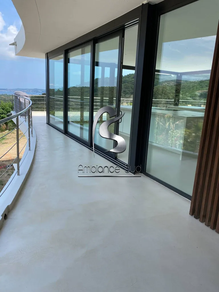 Réalisation d’un contour de maison en béton ciré taloché à Hyères dans le Var