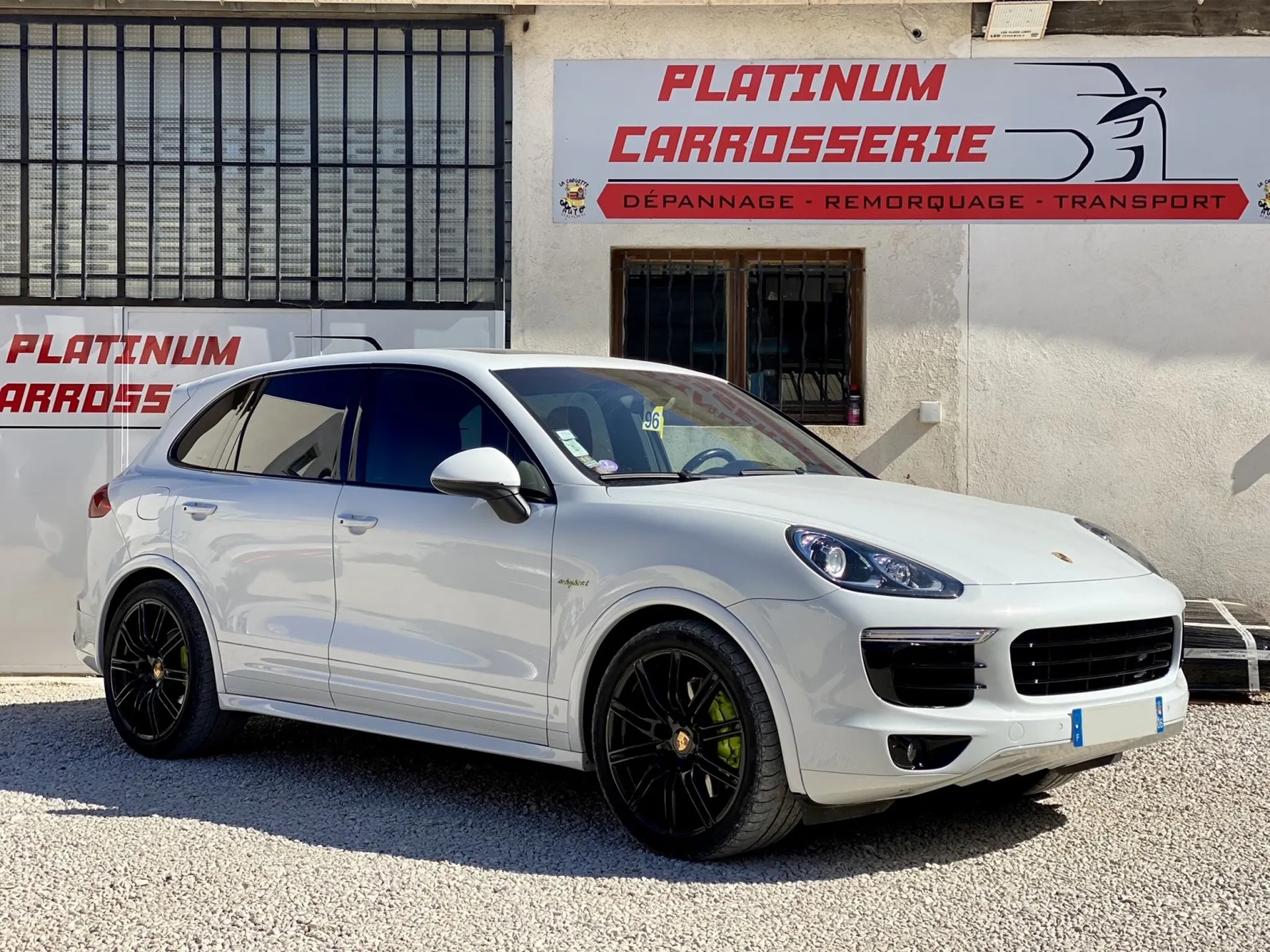 Réparation et personnalisation sur une Porsche Cayenne Hybride à Carnoux en Provence dans notre atelier proche de Marseille
