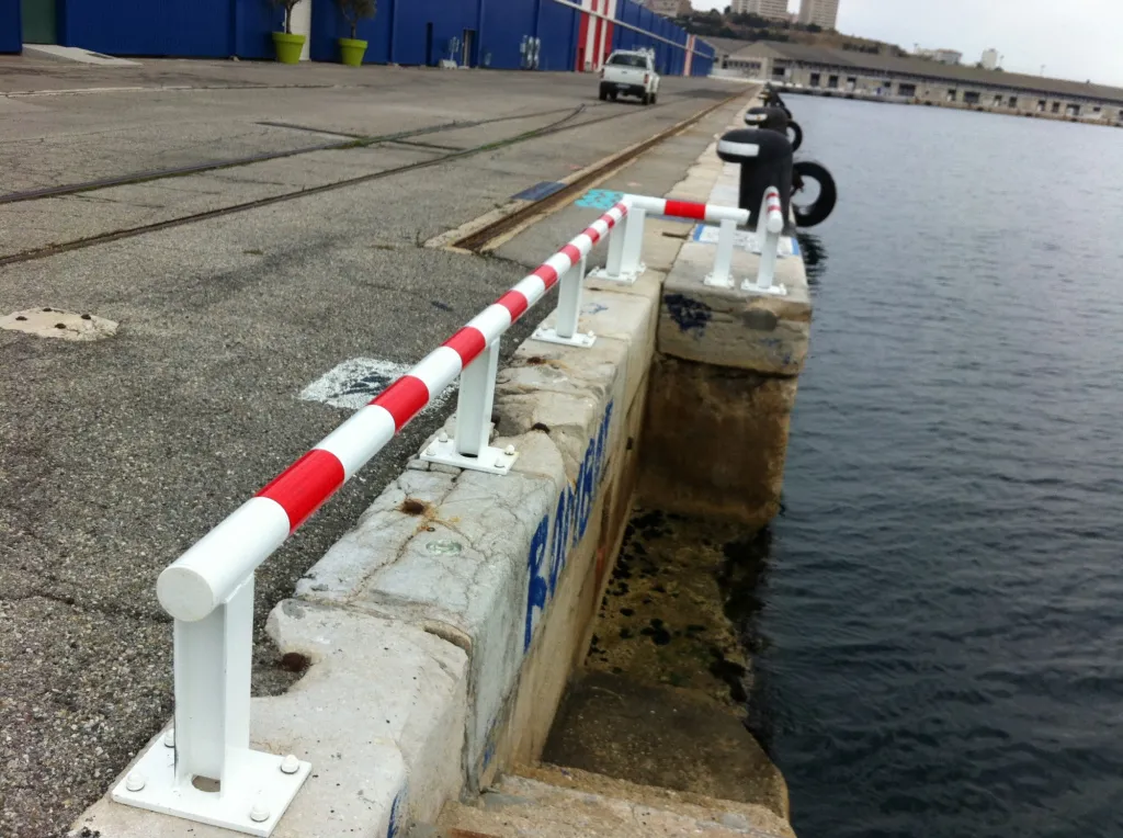 REALISATION SUR MESURE ET POSE GARDE CORPS DE PROTECTION POUR SECURITE BORD DE QUAI MARSEILLE 13