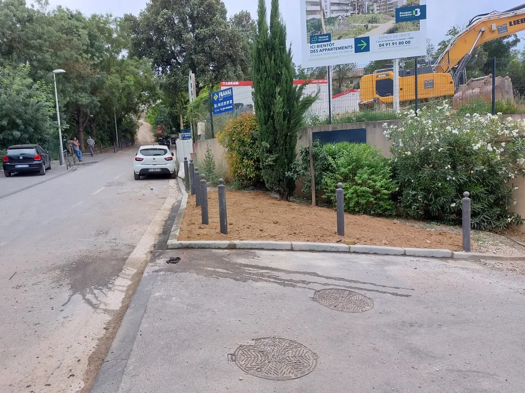 Réalisation d'un trottoir et pose d'un ralentisseur en caoutchouc à Allauch dans les Bouches du Rhône