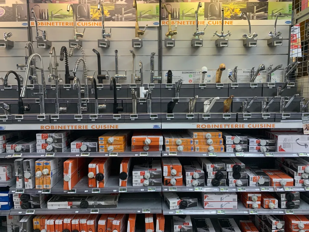 Acheter un robinet dans un magasin de bricolage