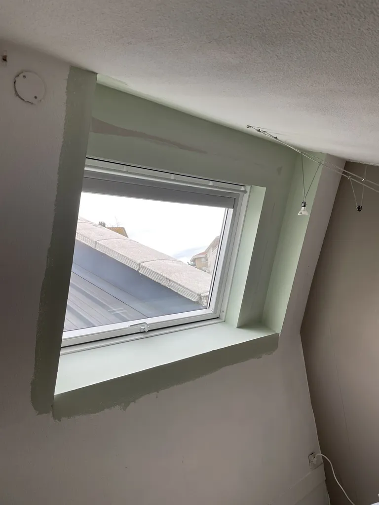 Fenêtre de toit après pose et réalisation de l’étanchéité, avant reprise du doublage intérieur, dans un appartement à Belleville-en-Beaujolais (Rhône 69) pour garantir une isolation thermique et une parfaite étanchéité