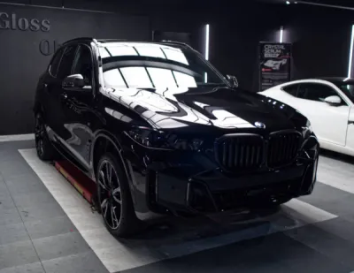 BMW X5 protégée avec un film de protection PPF XPEL appliqué pour un client à Lorient.