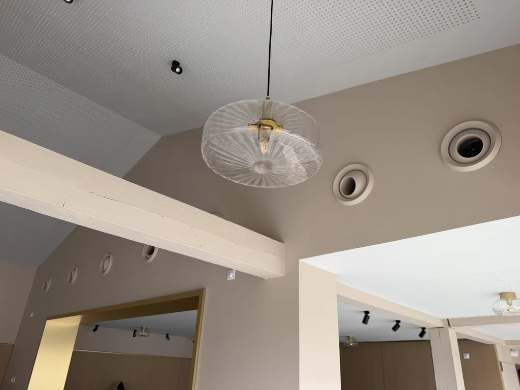 Installation d'une solution de chauffage, climatisation et traitement de l’air dans la salle de réception d'une abbaye à Villefranche-sur-Saône dans le Beaujolais