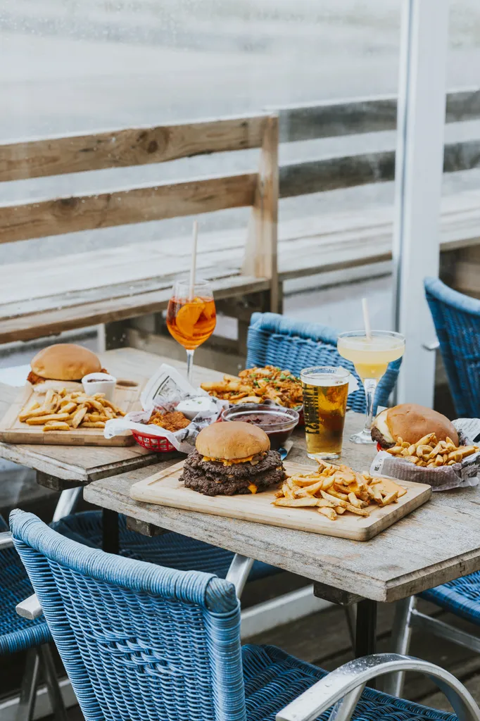 manger un burger sur la terrasse de la plage
