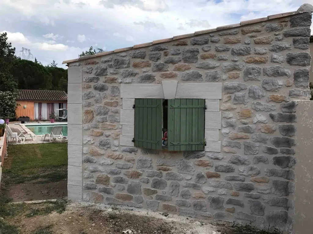 Décoration en pierre d’un Pool House sur Béziers 