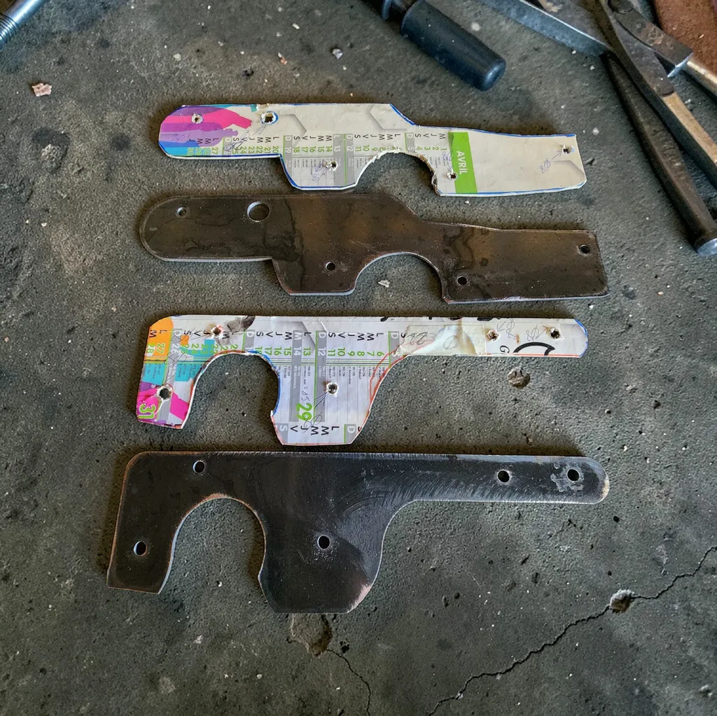 pièces d'adaptation pour moto sur mesure en acier 3mm  découpée au plasma suivant gabarit  à Toulouse 