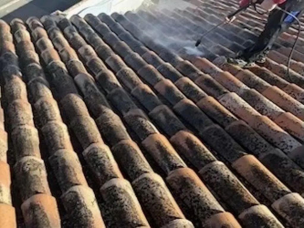 Intervention de couvreur pour un nettoyage de tuiles de toiture de maison près de Aix en Provence 