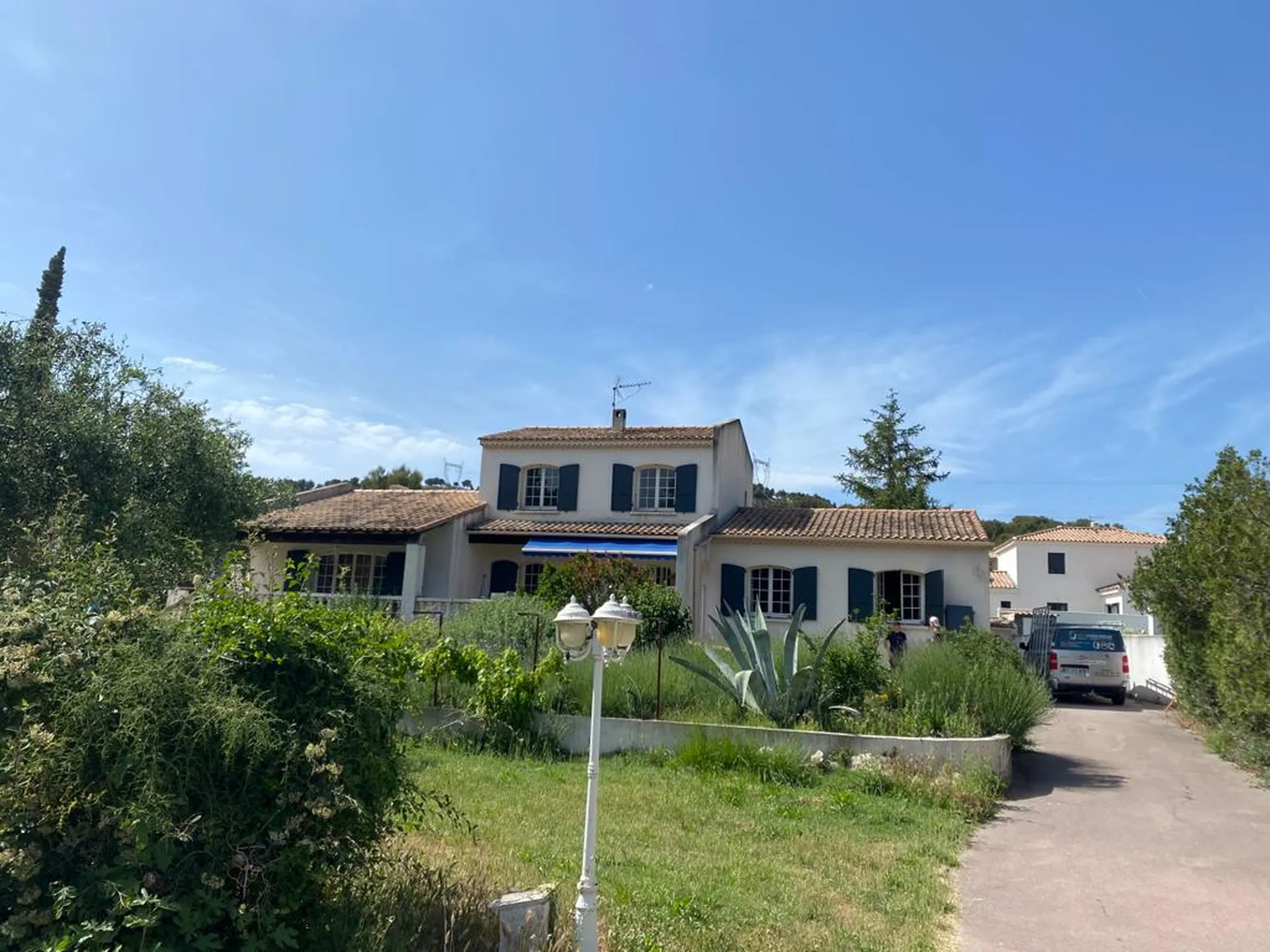 Volet battant isolant sur-mesure en Aluminium, installé à Sausset-les-Pins