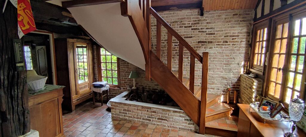 A vendre, propriété normande proche de SAINT-PIERRE-SUR-DIVES (14170), composée de deux maisons et de nombreuses dépendances sur un terrain arboré de plus de 4 000 m². Possibilités : maison familiale, projet de gîte ou résidence secondaire.