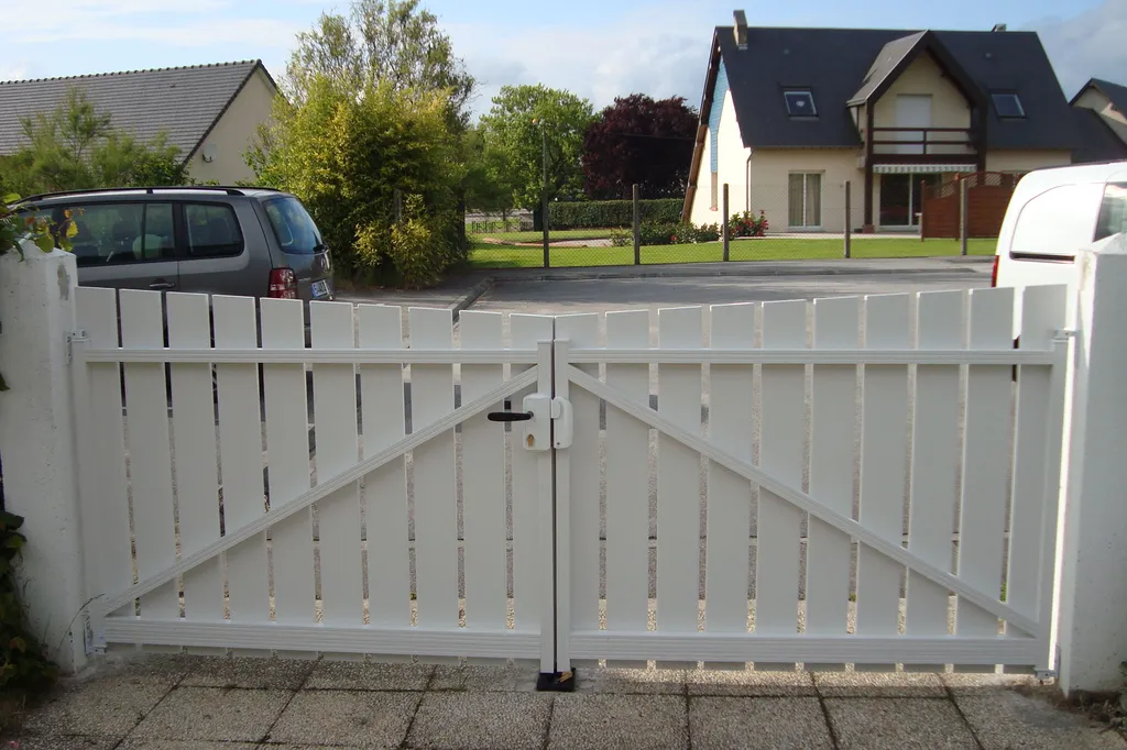 Installation de Portail Battant PVC et Alu Sur-Mesure, Motorisation et Clôtures de Propriété à Port-Jérôme-sur-Seine en Seine-Maritime 76 et Notre-Dame-de-Gravenchon