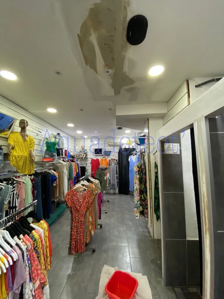 Infiltration au plafond du local commercial à TOULON