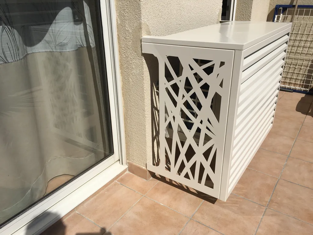 Pose d'un cache-clim design en aluminium pour pompe à chaleur par Bati-Technique Energies à La Seyne et Saint-Mandrier