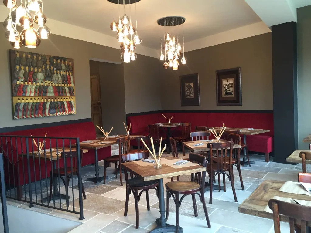 BISTROT LE 5 à Ménerbes restauré par Sacha Houant Project Manager et Interior Designer