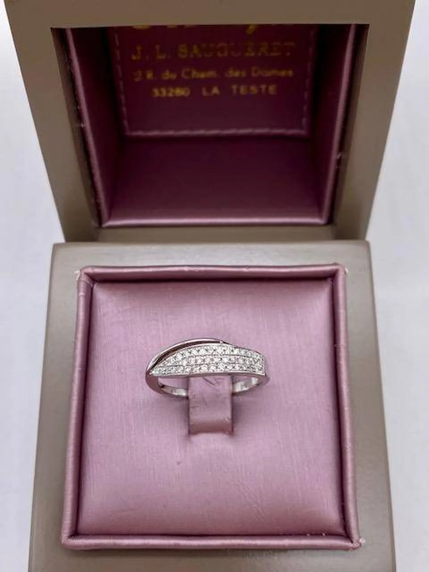 Bague moderne et actuelle en or blanc 750/1000ème et pavage diamants à petit prix en dépôt vente chez Or Ligne à La Teste de Buch sur le Bassin d'Arcachon