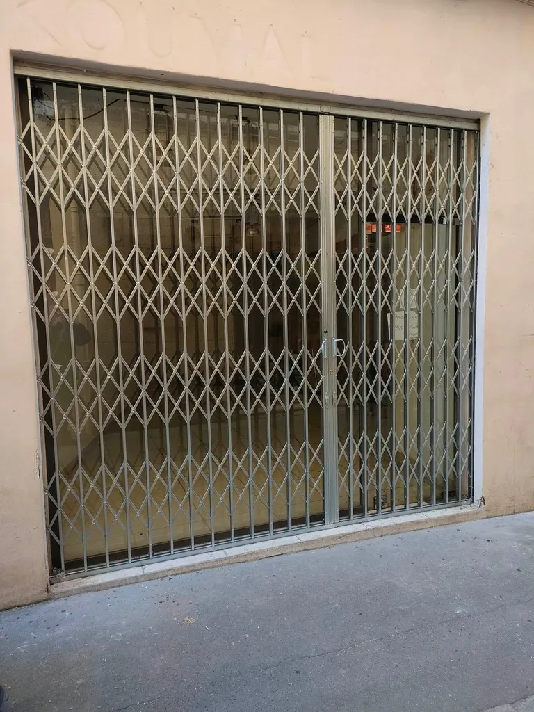 Installer une grille articulée extensible pour cabinet médical à Toulon proche de La Garde