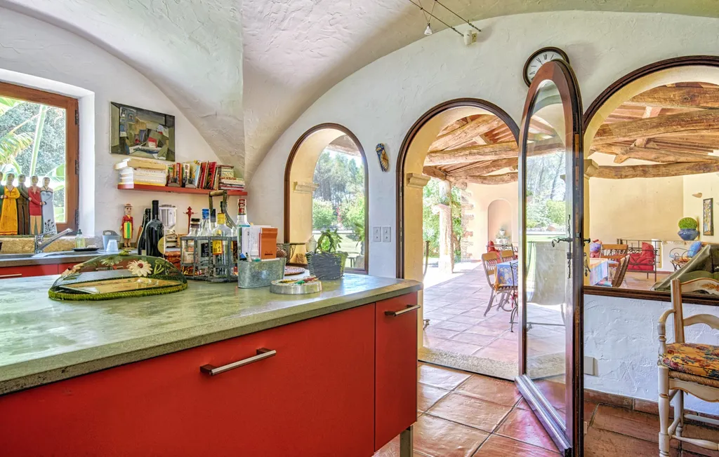 Pernes les Fontaines, propriété d'agrément sur 15 hectares   