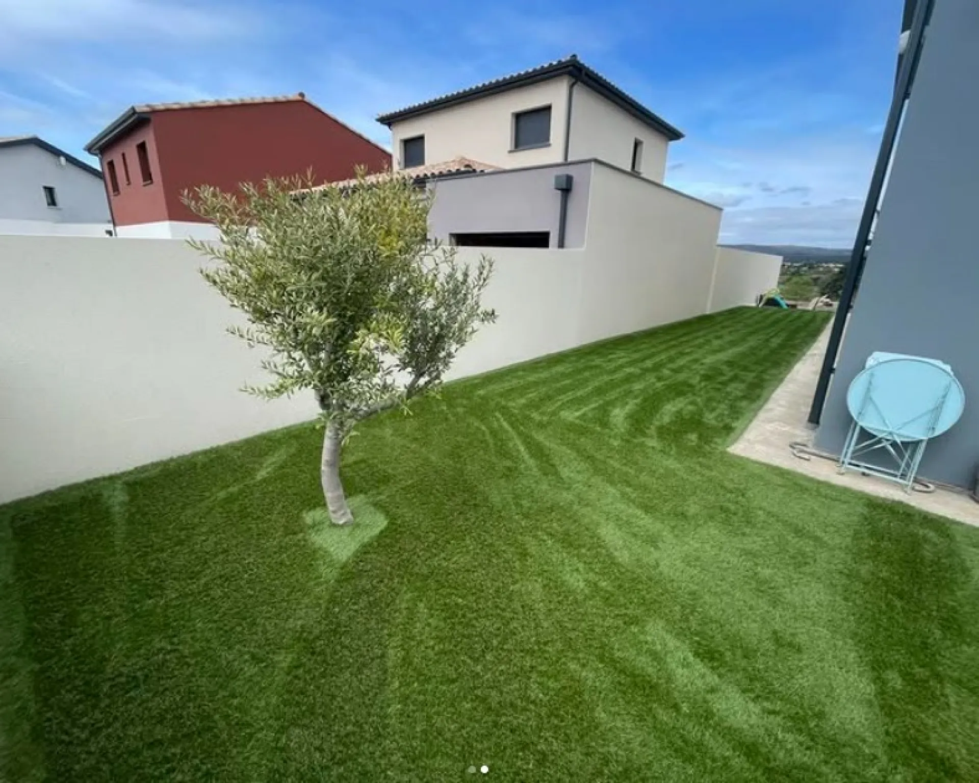 Pose de gazon synthétique 42 mm et plantation d’olivier à Gigean : aménagement paysager esthétique et sans entretien durable