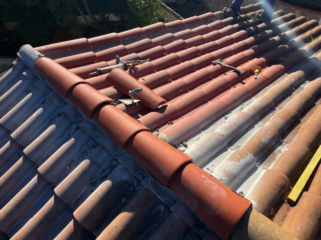 Intervention de couvreur sur un enlèvement de cheminée de maison près de Martigues