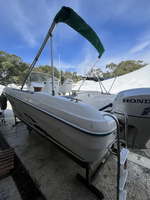 Toni Marine propose ce Jeanneau Cap Camarat 625 CC d'occasion équipé d'un moteur Honda BF135 disponible à La Londe les Maures près de Hyères