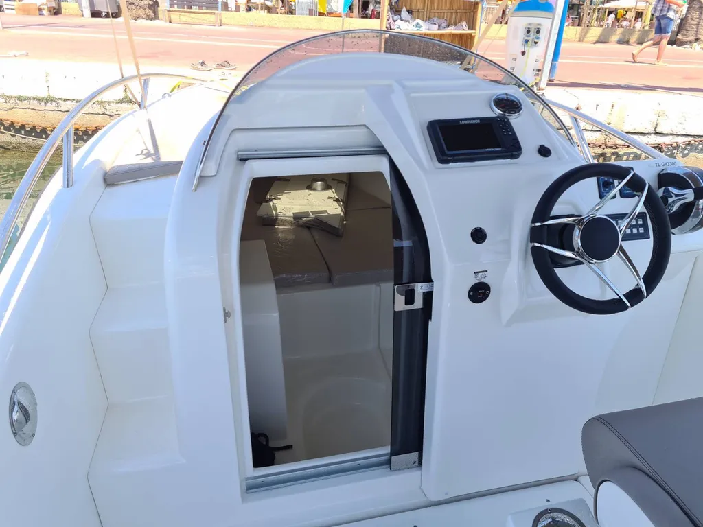 Occasion bateau rigide habitable Libra 650 état neuf à Bandol