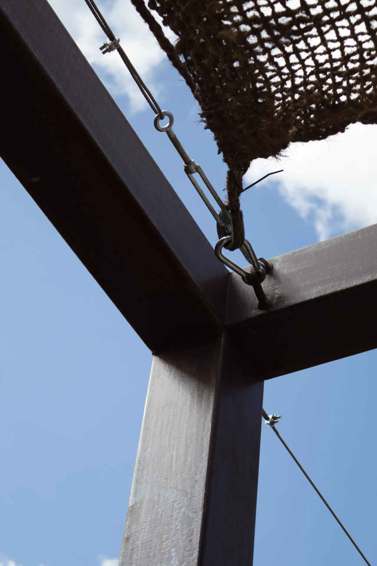 Pergola en fer effet rouille avec une toile de jute au château de balazuc pour une harmonie parfaite.