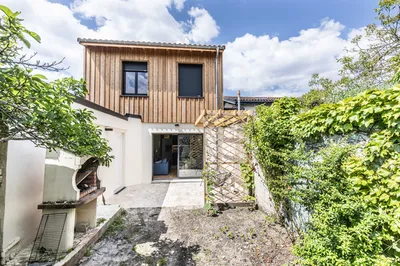 Façade & surélévation bois côté jardin  AKIKO ARCHITECTURE – Bègles – Surélévation & rénovation globale La façade arrière révèle l’extension en bois conçue pour accueillir deux chambres lumineuses. Entre bardage vertical, larges ouvertures et intégration 