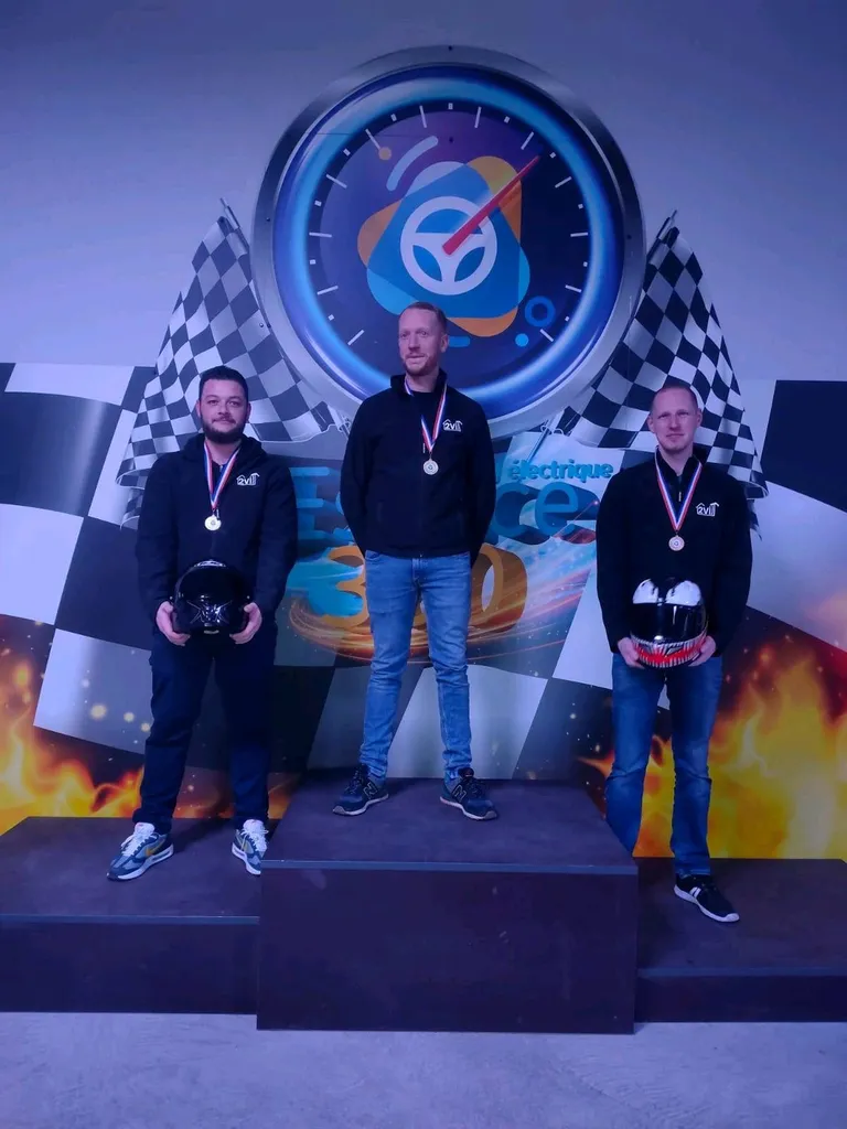 Sortie karting et repas convivial pour clôturer cette année 2022, avec l'équipe 2VI PEINTURE au complet
