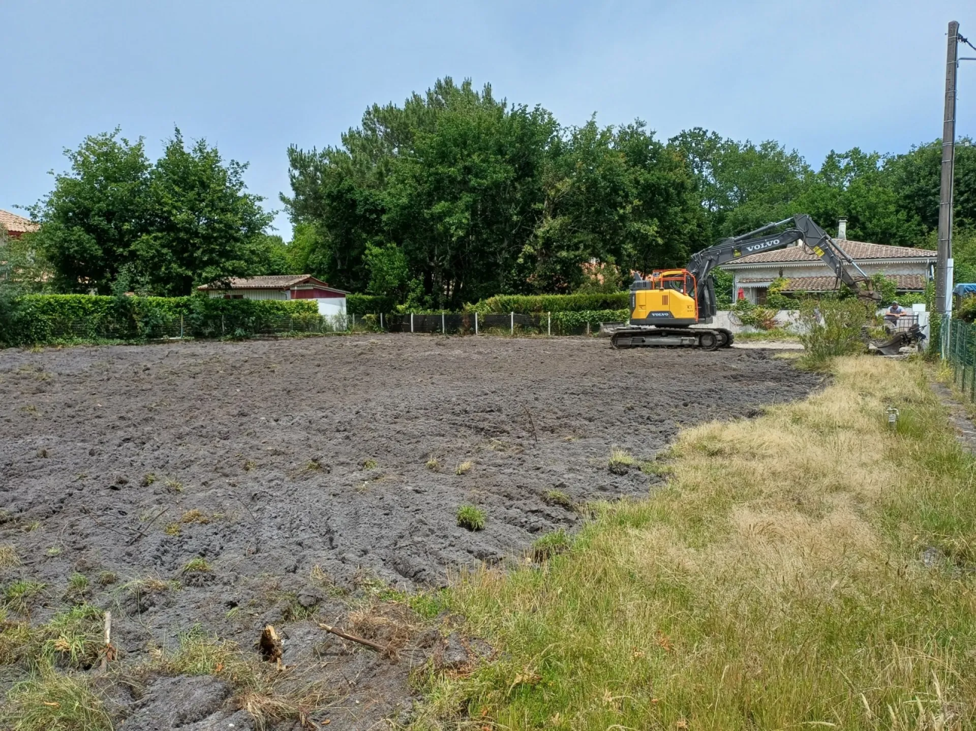 Chargement de gravats et débris de démolition dans un conteneur pour évacuation vers un centre de tri par TTL 33 BORDEAUX