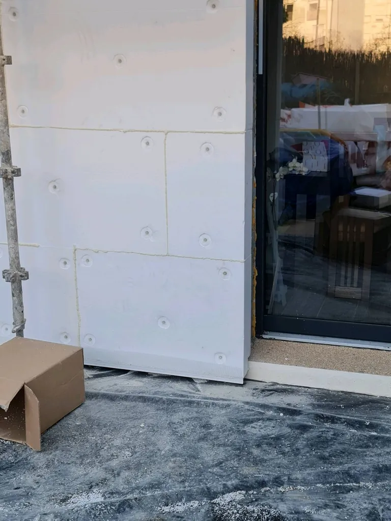 Isolation des murs par l'extérieur en polystyrène blanc à Sartrouville 78