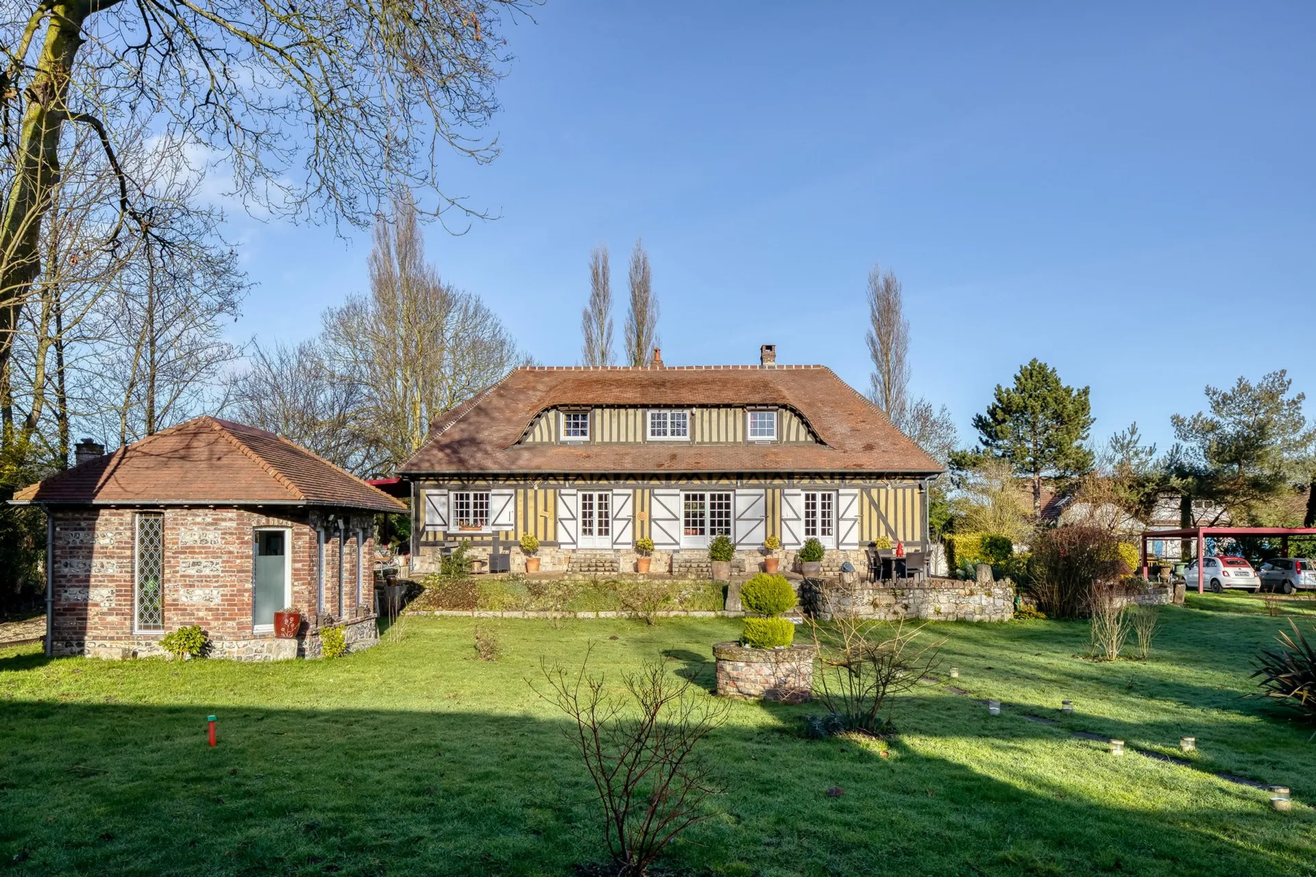 Cette maison à vendre en Seine-Maritime offre un cadre de vie recherché, alliant volumes généreux et environnement naturel.