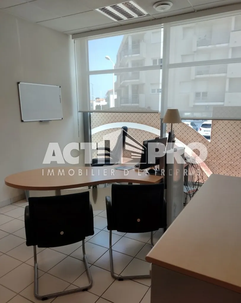 Agence / Bureaux à louer de 542m² avec grandes vitrines et parking privé à Perpignan.