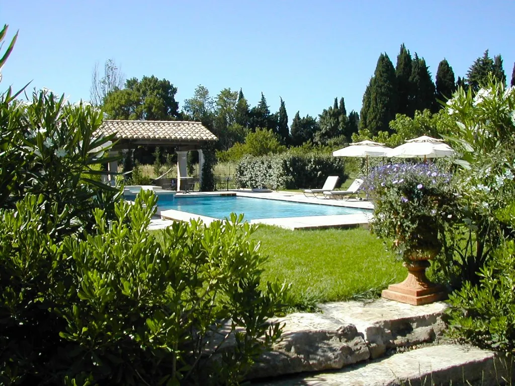Pool care taker for a clean pool in Vaugines