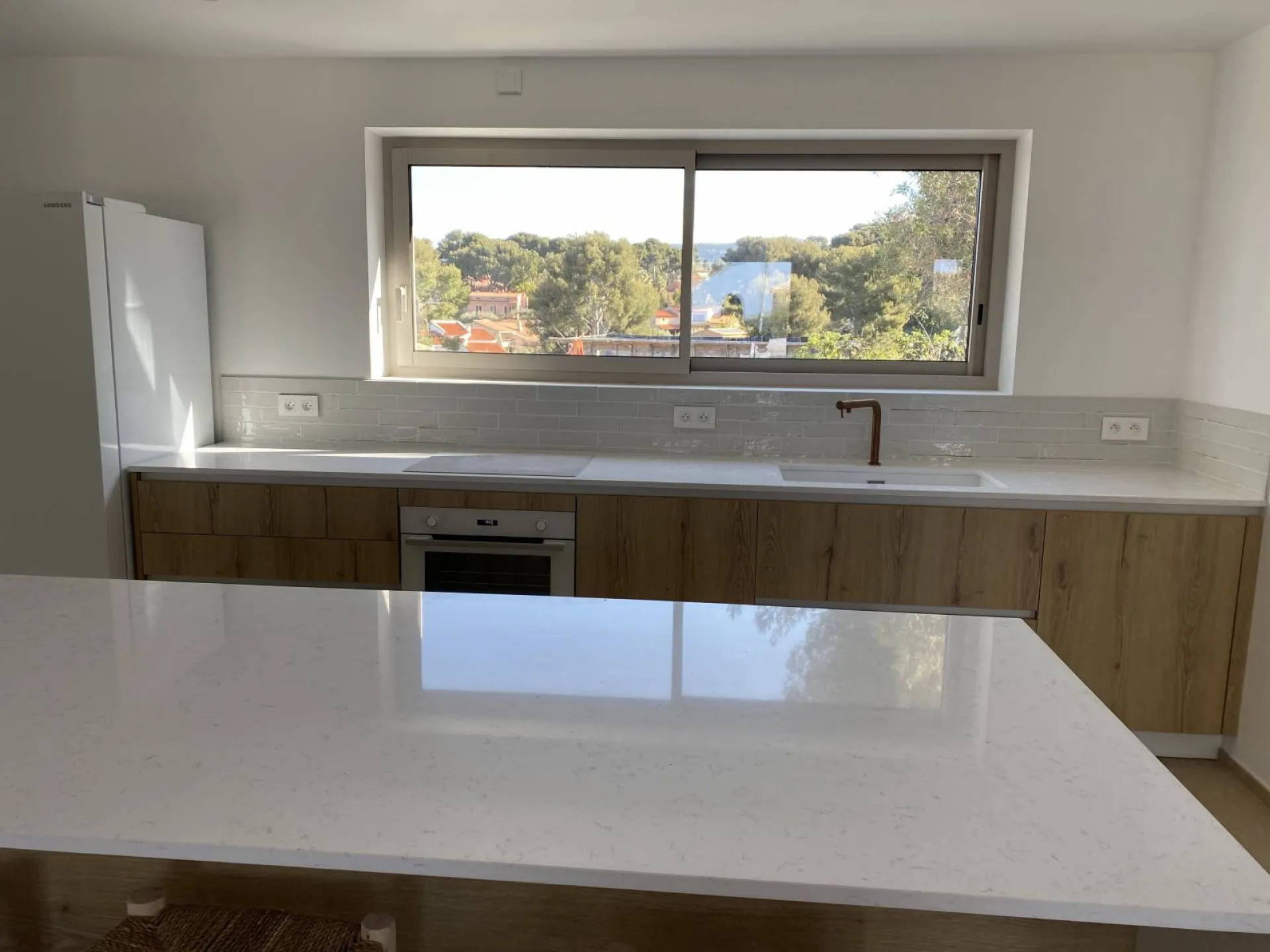 Vente et pose d'une cuisine italienne blanche et bois à Sanary sur Mer dans le Var