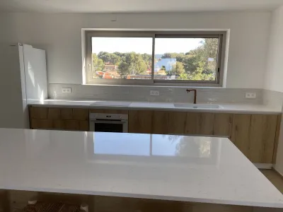 Vente et pose d'une cuisine italienne blanche et bois à Sanary sur Mer dans le Var