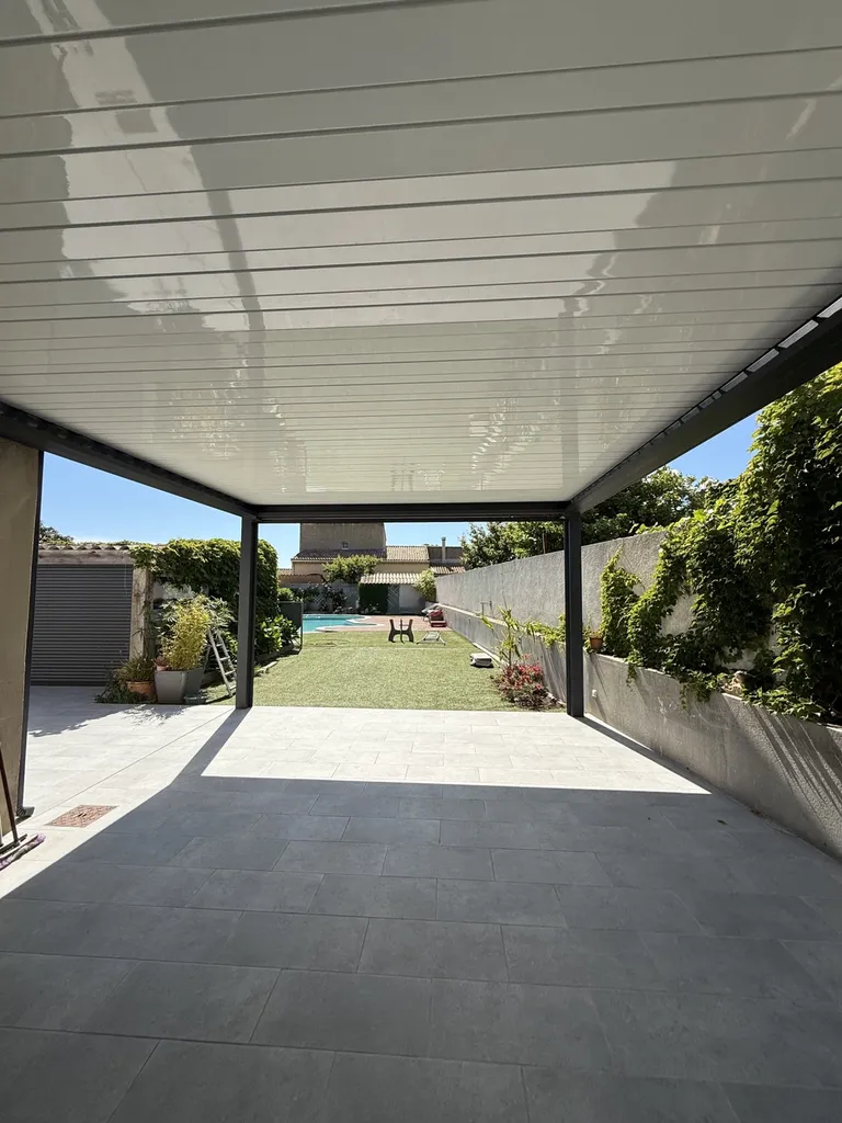 Mise en place d'une pergola Bioclimatiques Marquises Open XXL sur Carry le Rouet