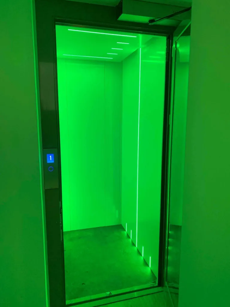 Ambiance lumineuse et finesse des matériaux de cet ascenseur de maison VIMEC E20 installé à St Cyr sur Mer près de Marseille