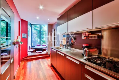 Maison d'architecte de 315 m² très élégante dans Le Vésinet à proximité du RER, elle dispose entre autre d'une salle de cinéma