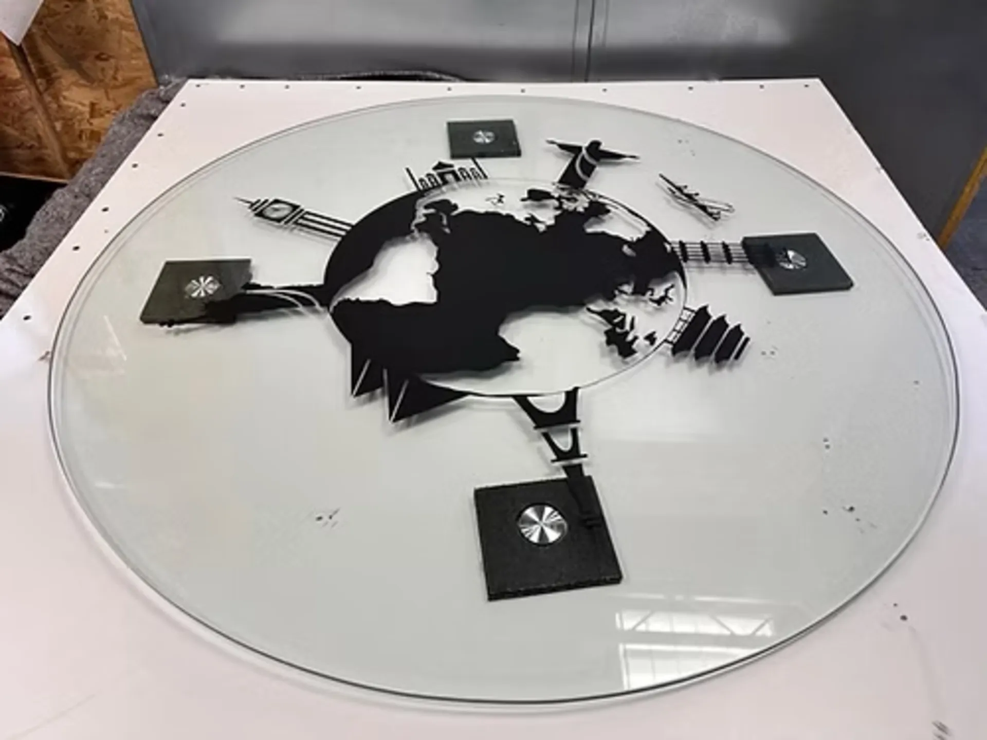 TABLE VERRE DESIGN AVEC PIEDS STRUCTURES ALU