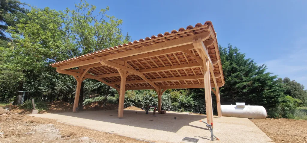 Carport bois douglas contrecollé avec couverture tuiles – installation sur Plan d’Aups dans le Var