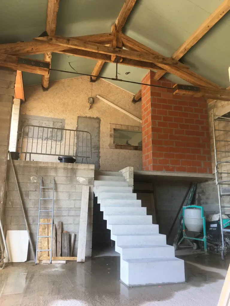 Cloison briques et escalier béton à créneaux - Conception et réalisation d'un mas à Salon de Provence