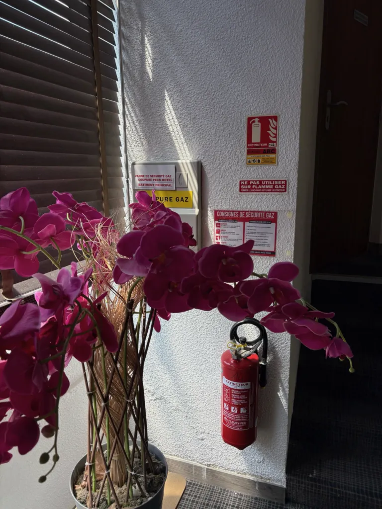 Maintenance d’extincteurs dans un hôtel spa à La Ciotat : une sécurité maîtrisée