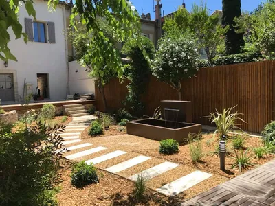 Création d’un jardin cosy à Avignon 84000, transformant une friche en un espace accueillant avec des éléments modernes