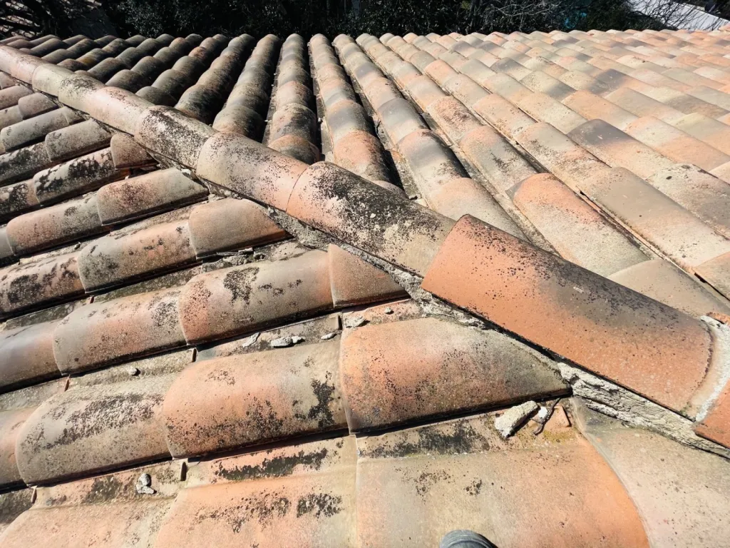 Rénovation d’une toiture de maison sur Faîtage et nettoyage de tuiles sur Fuveau 13710 près de Aix en Provence.